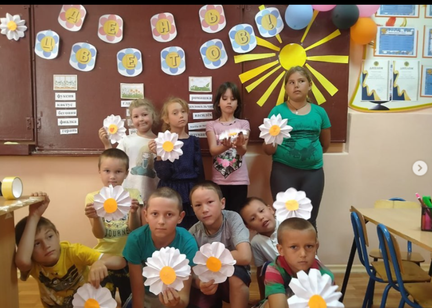 8 маусым біздің мектебіміздегі «Солнышко» балалар лагерінде «Гүлдер күні».