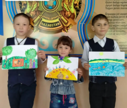 Выставка рисунков опекаемых детей на тему "Моя семья"